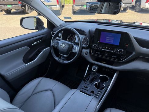 Used 2023 Toyota Highlander XLE AWD/4WD image 15