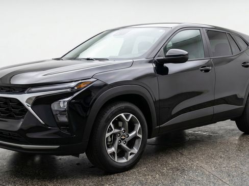 Used 2025 Chevrolet Trax LT w/ LT Convenience Package FWD image 3