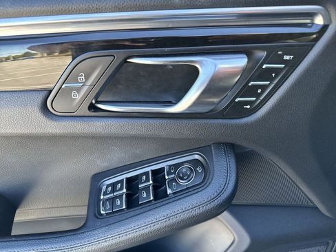 Certified 2022 Porsche Macan image 9