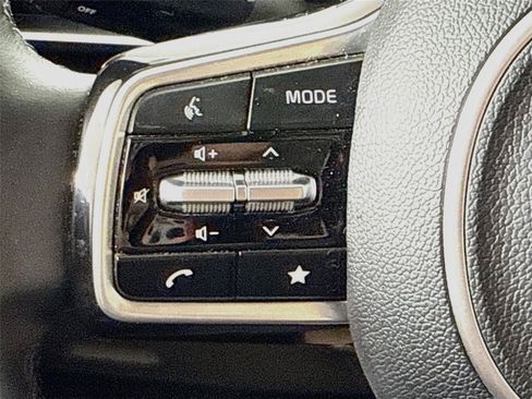 Used 2025 Kia Carnival FWD image 14
