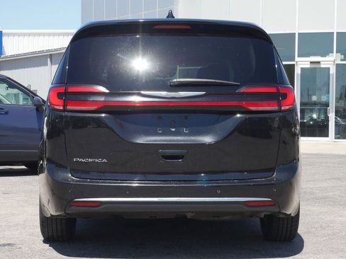 Used 2023 Chrysler Pacifica Touring-L FWD image 9