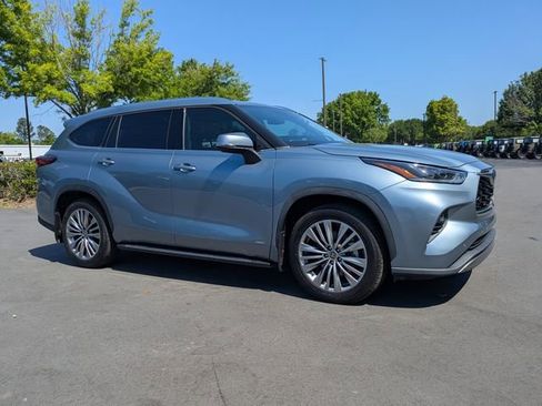 Used 2022 Toyota Highlander Platinum image 2