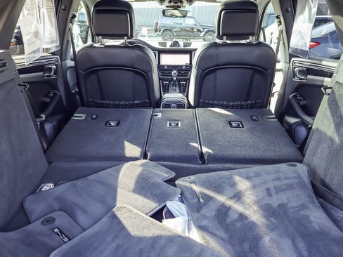 Used 2023 Porsche Macan Base image 17