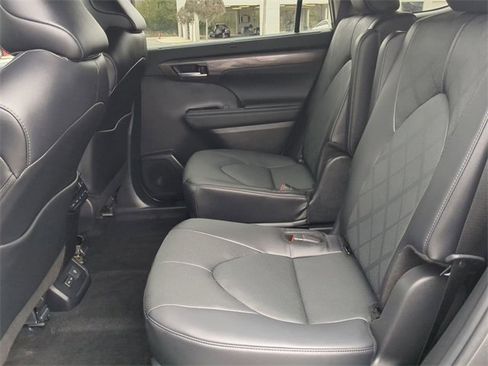 Used 2024 Toyota Highlander Platinum image 14