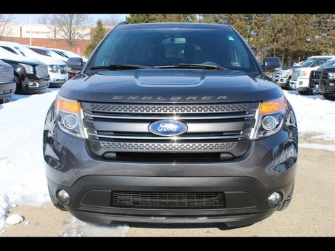 Used 2015 Ford Explorer XLT w/ Equipment Group 202A image 2
