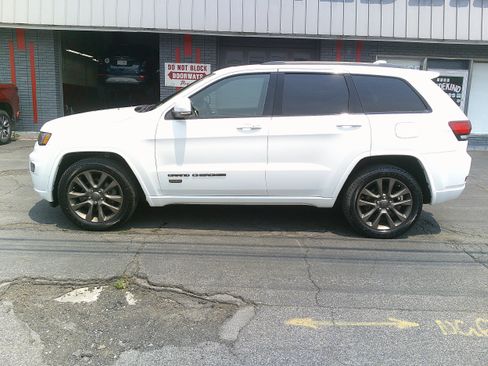Used 2017 Jeep Grand Cherokee Limited 75th Anniversary AWD/4WD image 13