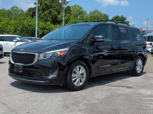 Used 2017 Kia Sedona LX w/ LX Essentials Premium Package FWD image 2