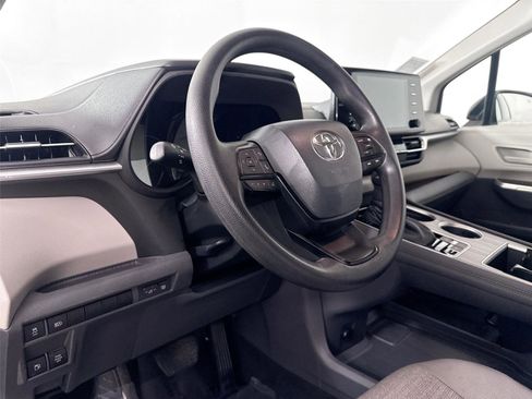 Used 2024 Toyota Sienna LE image 4