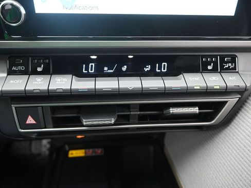 Used 2025 Toyota Camry SE w/ Convenience Package FWD image 33
