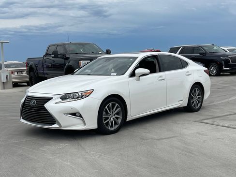 Used 2017 Lexus ES 300h w/ Luxury Package FWD image 4