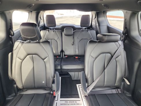 Used 2025 Chrysler Voyager LX image 22