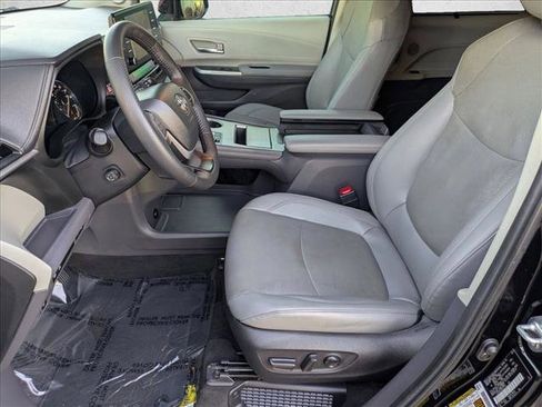 Used 2024 Toyota Sienna Limited image 17