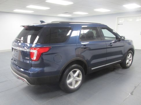 Used 2017 Ford Explorer XLT w/ Equipment Group 202A AWD/4WD image 4