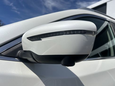 Used 2018 Nissan Rogue SV w/ Premium Package image 9