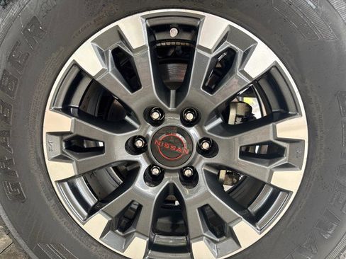 Used 2024 Nissan Titan PRO-4X w/ Pro-4x Convenience Package AWD/4WD image 5