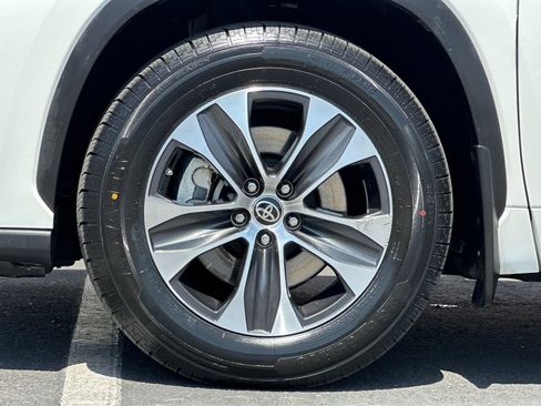 Used 2021 Toyota Highlander XLE AWD/4WD image 26