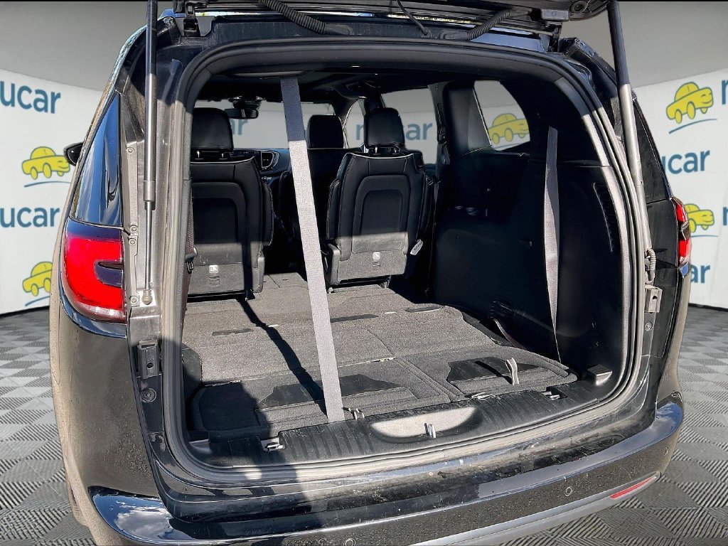 Used 2025 Chrysler Pacifica Limited FWD image 36