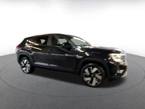 Used 2025 Volkswagen Atlas Cross Sport SE image 2