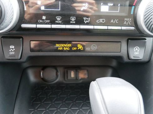 Used 2022 Toyota RAV4 LE AWD/4WD image 23