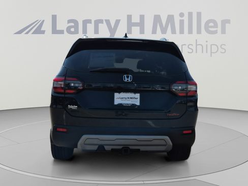 Used 2025 Honda Pilot TrailSport image 4