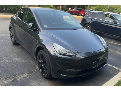 Used 2025 Tesla Model Y Long Range RWD image 2