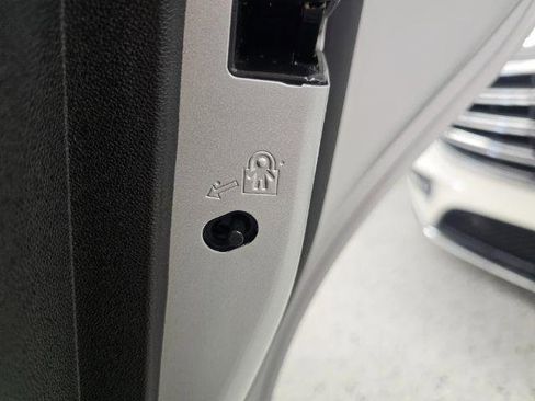 Used 2018 Chevrolet Equinox LS image 31