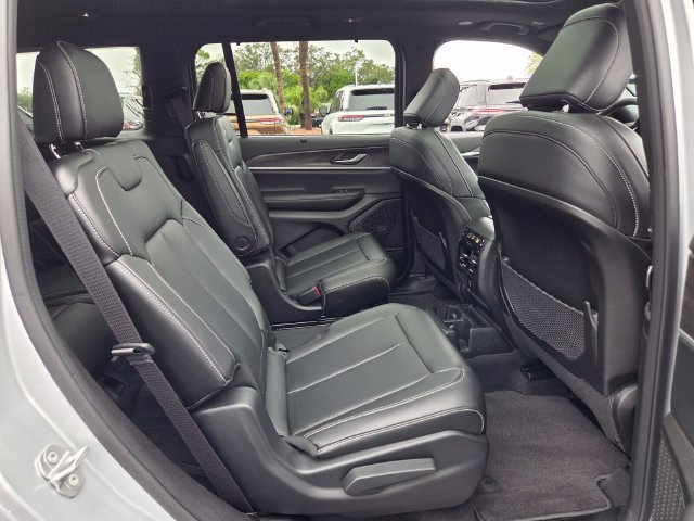 Used 2025 Jeep Grand Cherokee L Limited w/ Luxury Tech Group II AWD/4WD image 17
