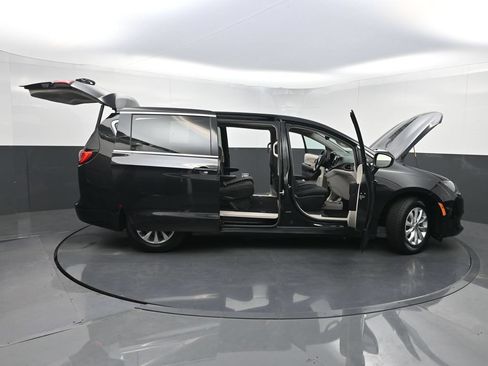 Used 2017 Chrysler Pacifica Touring w/ Tire & Wheel Group FWD image 33