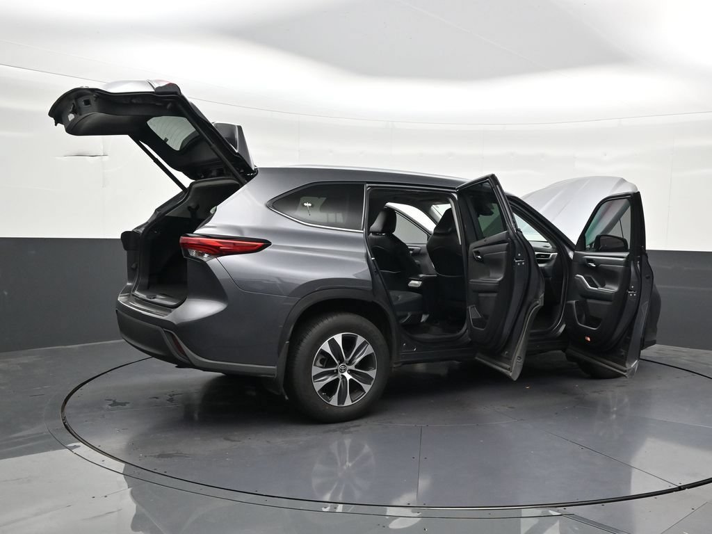 Used 2021 Toyota Highlander XLE AWD/4WD image 31