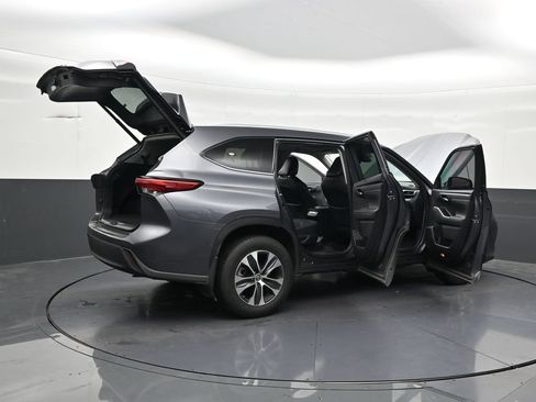Used 2021 Toyota Highlander XLE AWD/4WD image 31