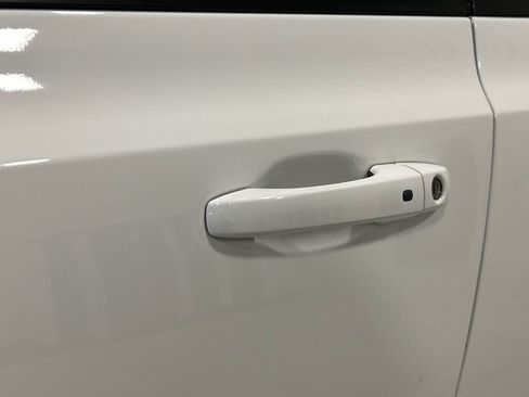 Used 2022 Chrysler 300 Touring w/ Sport Appearance Package image 13