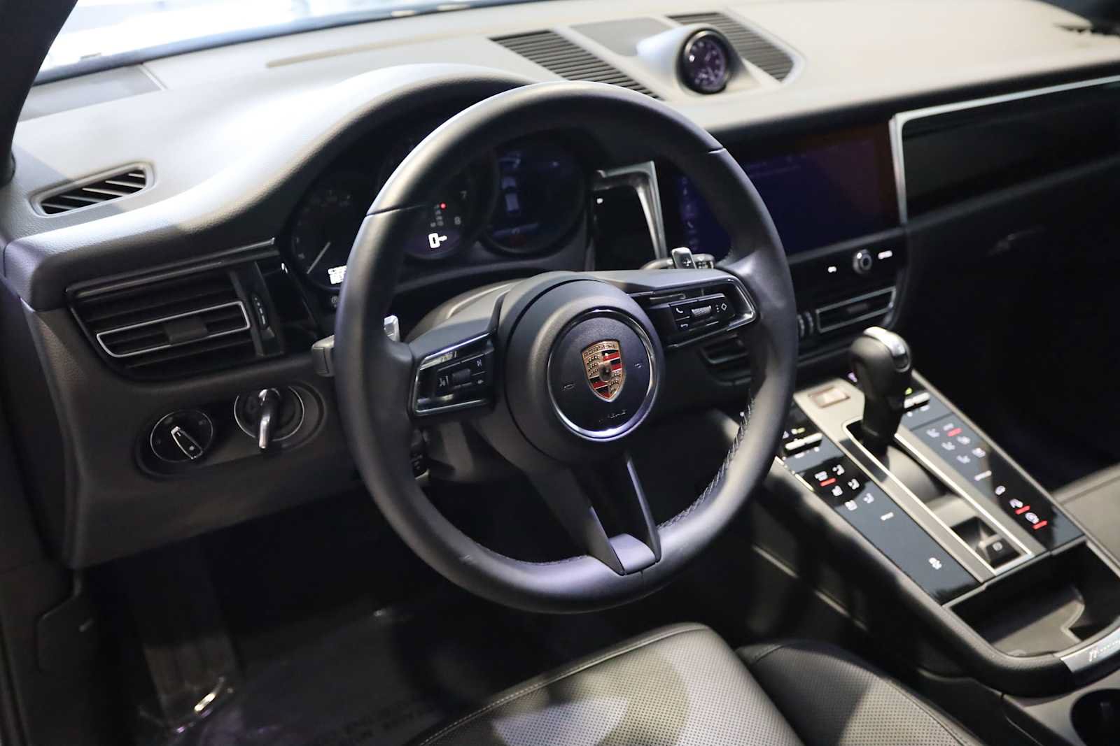 Used 2025 Porsche Macan AWD/4WD image 4