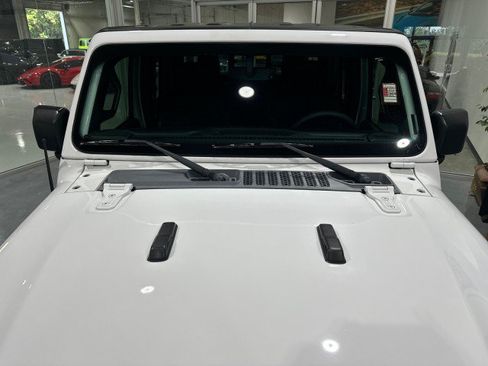 Used 2023 Jeep Gladiator Sport AWD/4WD image 19