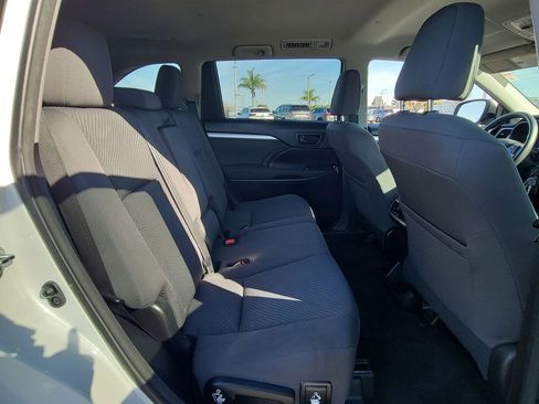Used 2015 Toyota Highlander LE image 24