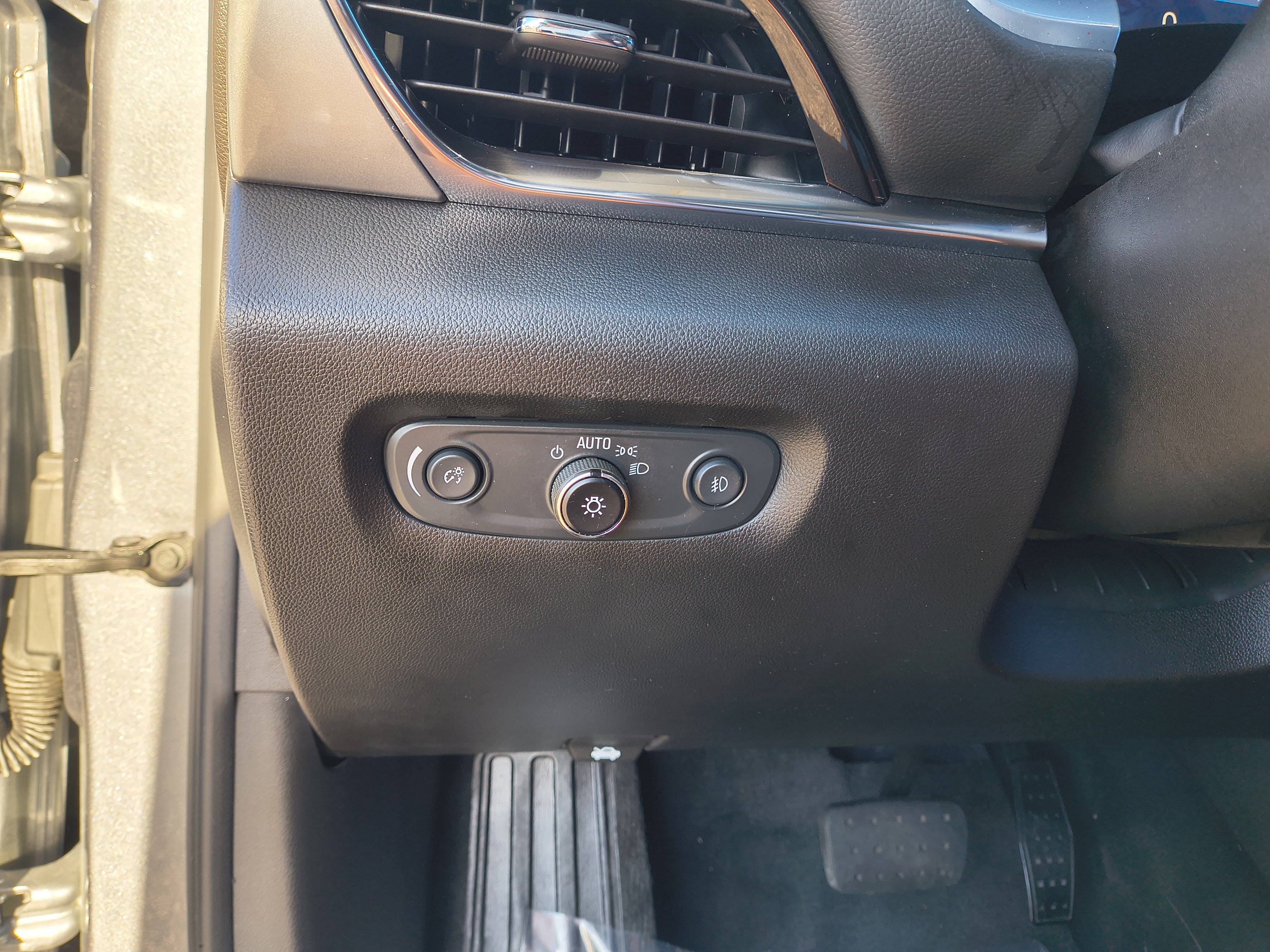 Used 2021 Chevrolet Traverse LT FWD image 29