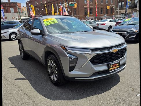 Used 2025 Chevrolet Trax LT FWD image 4