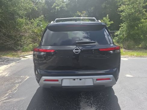 Used 2025 Nissan Pathfinder SL w/ Black Appearance Package FWD image 4