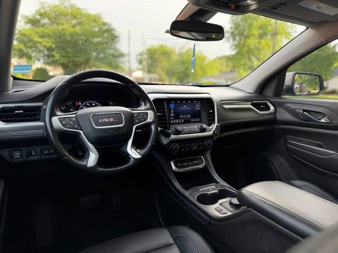Used 2022 GMC Acadia SLT w/ Technology Package AWD/4WD image 10