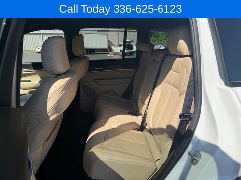 Used 2023 Jeep Grand Cherokee Limited AWD/4WD image 11