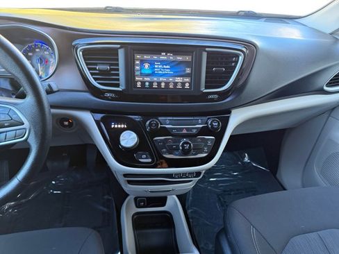 Used 2021 Chrysler Voyager LX image 15