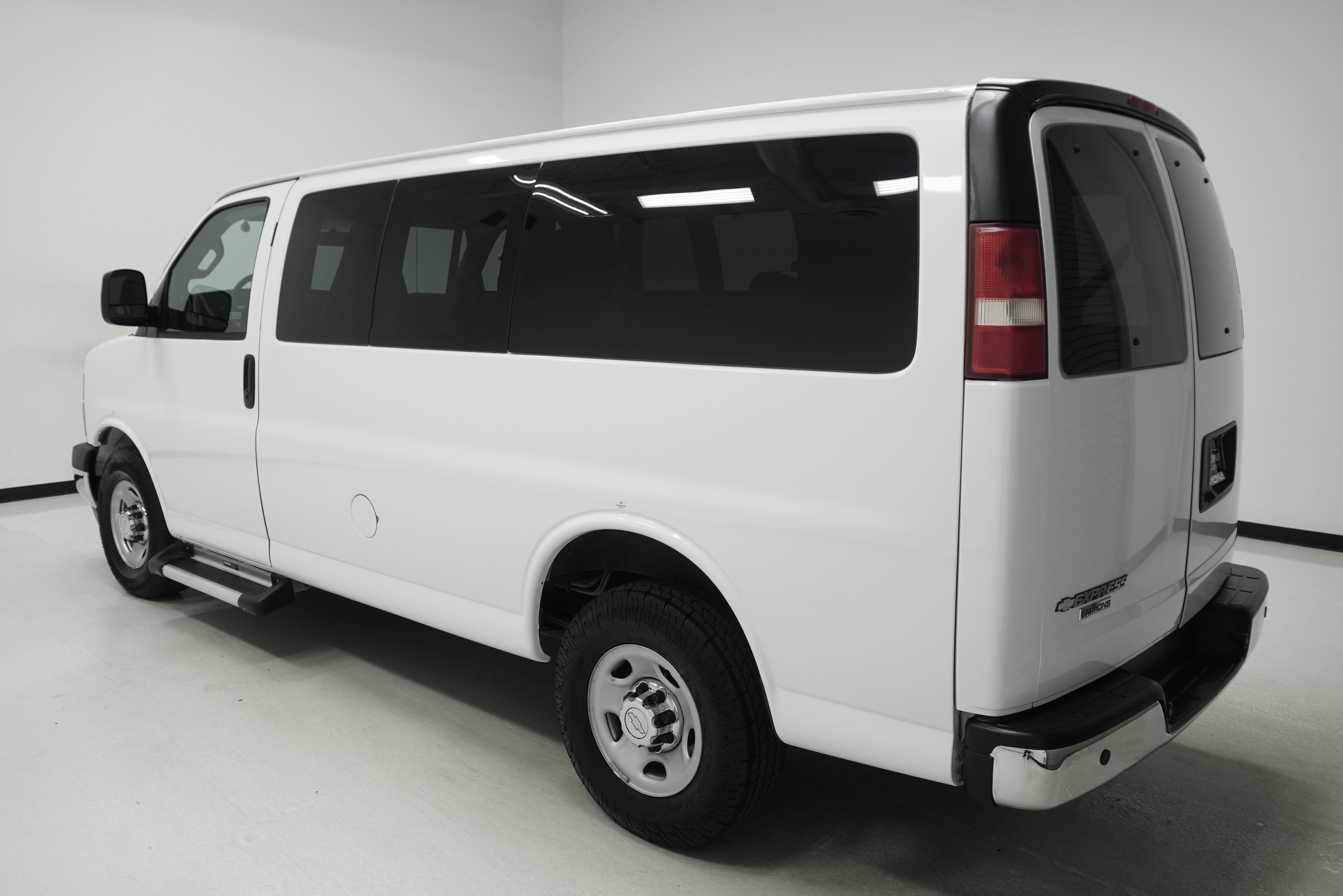 Used 2017 Chevrolet Express 2500 LT w/ LT Preferred Equipment Group RWD image 4