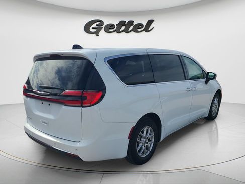 Used 2023 Chrysler Pacifica Touring-L FWD image 3