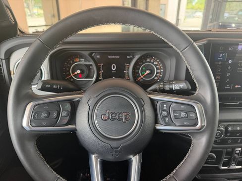 Used 2025 Jeep Wrangler Unlimited Sahara AWD/4WD image 28