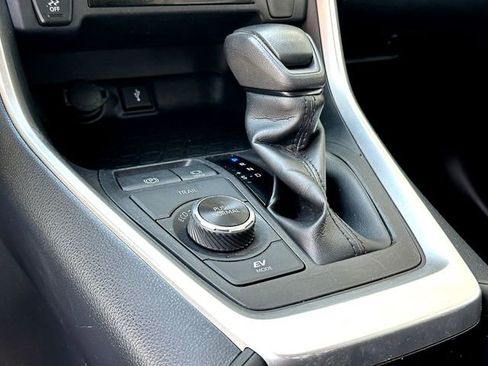 Used 2022 Toyota RAV4 LE AWD/4WD image 16