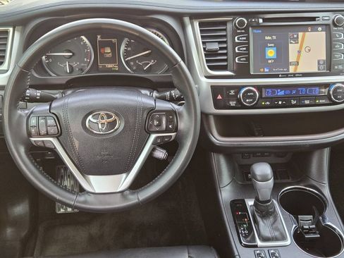 Used 2017 Toyota Highlander XLE FWD image 10