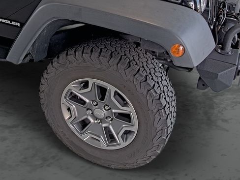 Used 2017 Jeep Wrangler Rubicon w/ Power Convenience Group AWD/4WD image 16