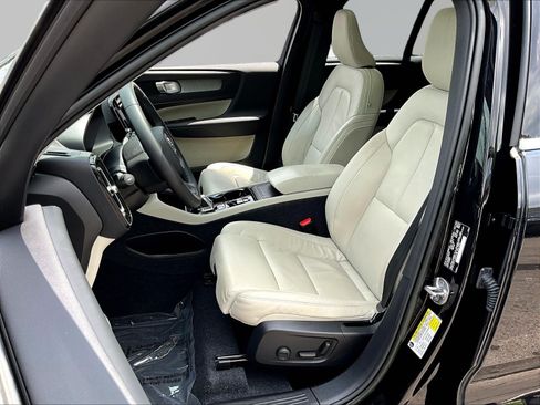 Used 2023 Volvo XC40 B5 Plus AWD/4WD image 21