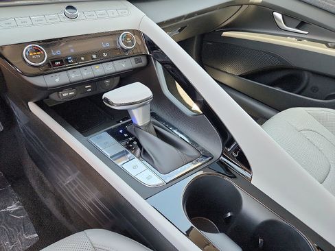 New 2025 Hyundai Elantra Limited image 16