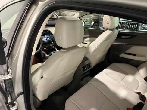 Used 2017 Jaguar XE Premium image 42