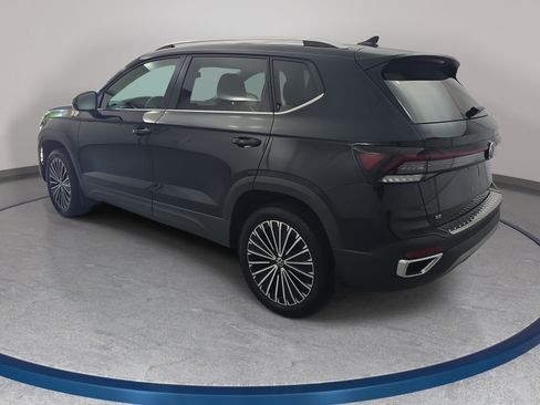 Certified 2025 Volkswagen Taos SE FWD image 7